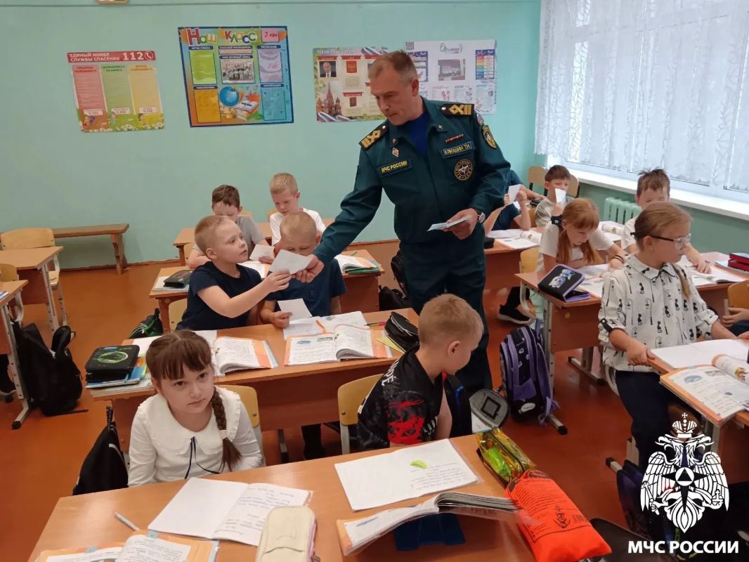 Учимся с МЧС России!. Сотрудники ГИМС МЧС России провели важный урок безопасности для учеников школы №1 города Емвы Учимся с МЧС России!. Сотрудники ГИМС МЧС России провели важный урок безопасности для учеников школы №1 города Емвы