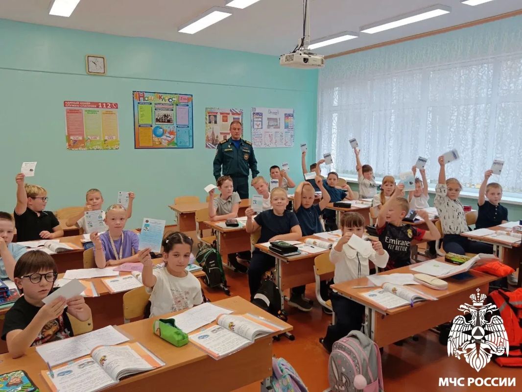 Учимся с МЧС России!. Сотрудники ГИМС МЧС России провели важный урок безопасности для учеников школы №1 города Емвы Учимся с МЧС России!. Сотрудники ГИМС МЧС России провели важный урок безопасности для учеников школы №1 города Емвы