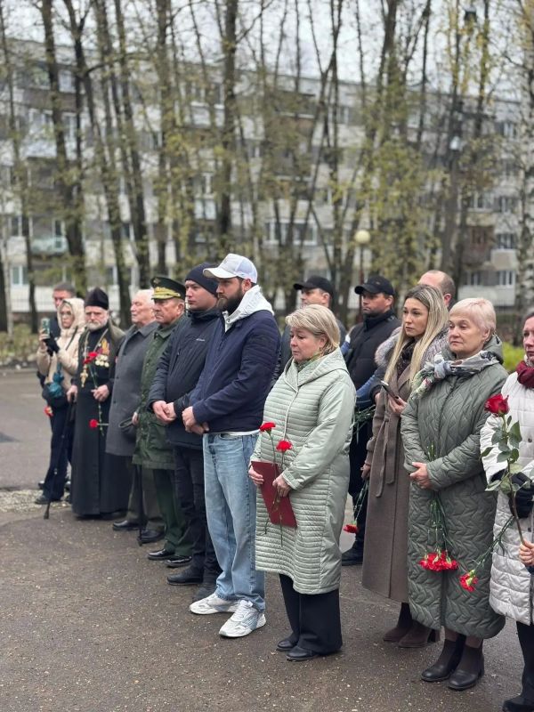 Сегодня в школе №28 открыли мемориальную доску выпускнику — Александру Сергеевичу Подворняку, погибшему при исполнении воинского долга в ходе специальной военной операции Сегодня в школе №28 открыли мемориальную доску выпускнику — Александру Сергеевичу Подворняку, погибшему при исполнении воинского долга в ходе специальной военной операции