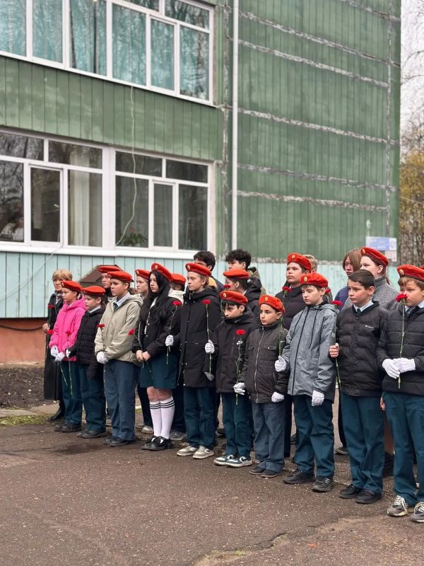 Сегодня в школе №28 открыли мемориальную доску выпускнику — Александру Сергеевичу Подворняку, погибшему при исполнении воинского долга в ходе специальной военной операции Сегодня в школе №28 открыли мемориальную доску выпускнику — Александру Сергеевичу Подворняку, погибшему при исполнении воинского долга в ходе специальной военной операции