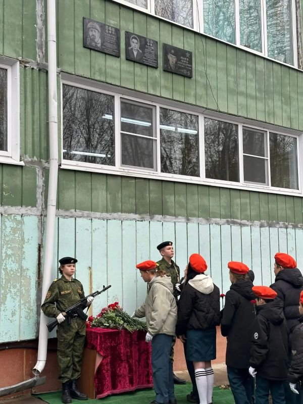 Сегодня в школе №28 открыли мемориальную доску выпускнику — Александру Сергеевичу Подворняку, погибшему при исполнении воинского долга в ходе специальной военной операции Сегодня в школе №28 открыли мемориальную доску выпускнику — Александру Сергеевичу Подворняку, погибшему при исполнении воинского долга в ходе специальной военной операции