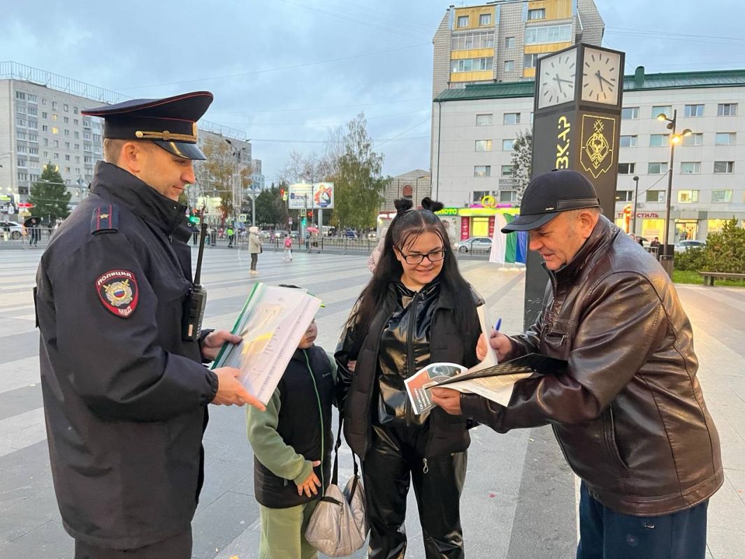В Сыктывкаре полицейские и общественники провели профилактические беседы с горожанами В Сыктывкаре полицейские и общественники провели профилактические беседы с горожанами