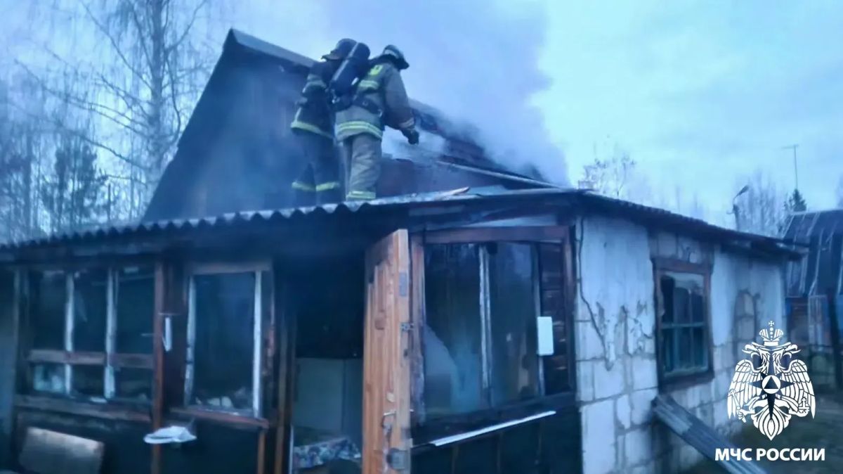 За #ДежурныеСутки огнеборцы Республики Коми ликвидировали возгорание в дачном доме по улице Транспортная в пгт.Нижний Одес на площади 25 квадратных метров