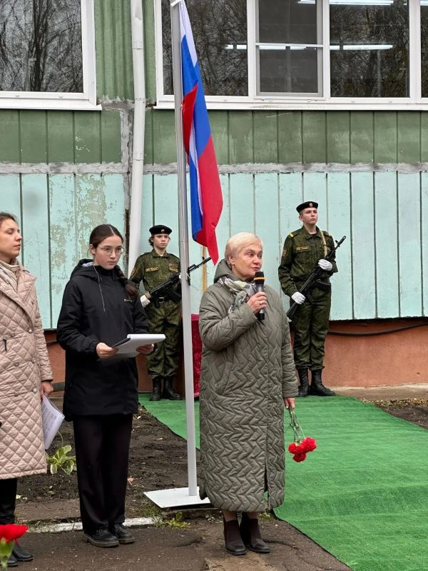 Сегодня в школе №28 открыли мемориальную доску выпускнику — Александру Сергеевичу Подворняку, погибшему при исполнении воинского долга в ходе специальной военной операции Сегодня в школе №28 открыли мемориальную доску выпускнику — Александру Сергеевичу Подворняку, погибшему при исполнении воинского долга в ходе специальной военной операции