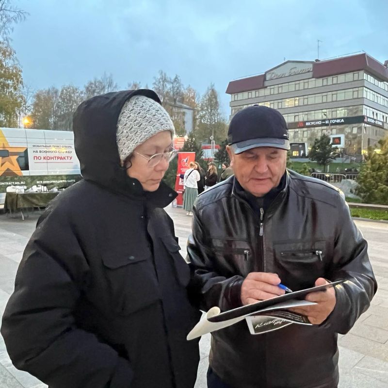 В Сыктывкаре полицейские и общественники провели профилактические беседы с горожанами В Сыктывкаре полицейские и общественники провели профилактические беседы с горожанами