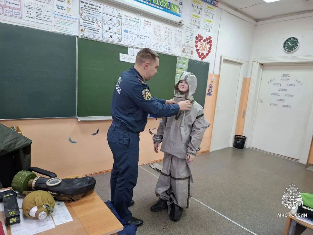 Узнаем новое!. Сотрудники МЧС России провели занятие для ребят Усогорской средней школы, посвящённое теме гражданской обороны Узнаем новое!. Сотрудники МЧС России провели занятие для ребят Усогорской средней школы, посвящённое теме гражданской обороны