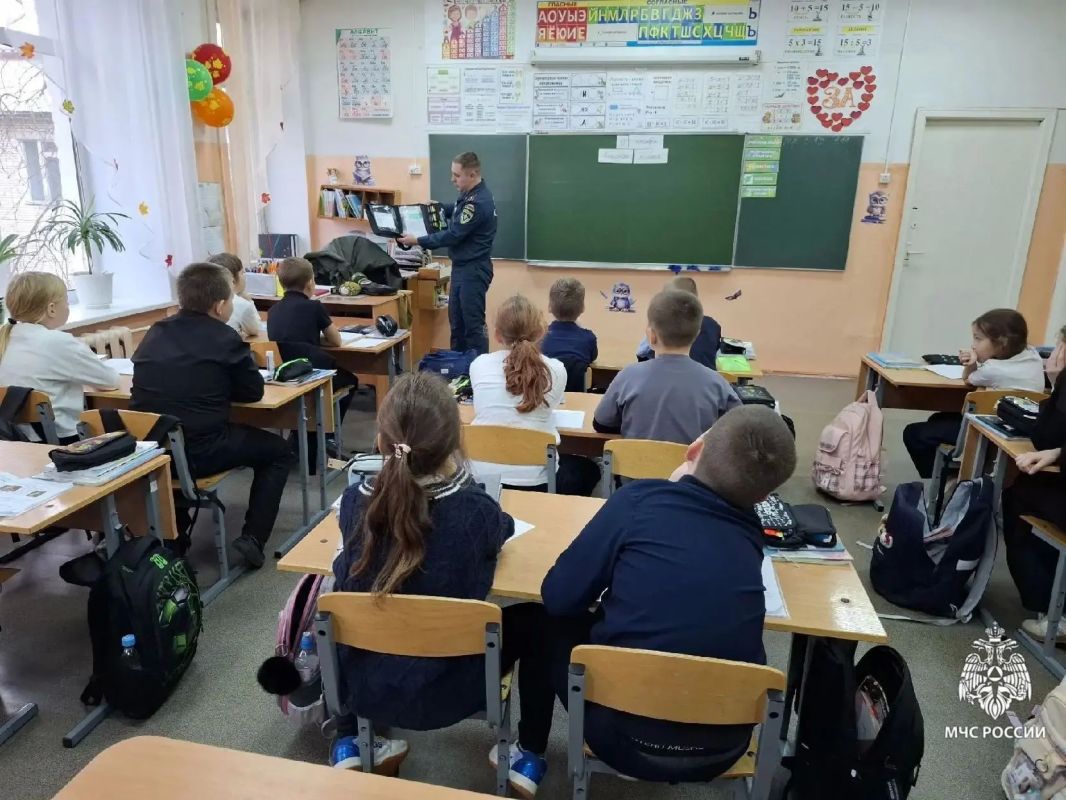 Узнаем новое!. Сотрудники МЧС России провели занятие для ребят Усогорской средней школы, посвящённое теме гражданской обороны Узнаем новое!. Сотрудники МЧС России провели занятие для ребят Усогорской средней школы, посвящённое теме гражданской обороны
