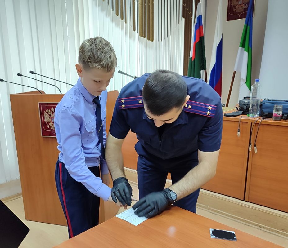 Кадеты познакомились с тонкостями криминалистической работы в следственном управлении СК России по Республике Коми Кадеты познакомились с тонкостями криминалистической работы в следственном управлении СК России по Республике Коми