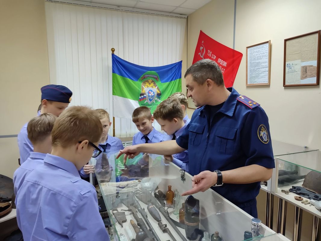 Кадеты познакомились с тонкостями криминалистической работы в следственном управлении СК России по Республике Коми Кадеты познакомились с тонкостями криминалистической работы в следственном управлении СК России по Республике Коми