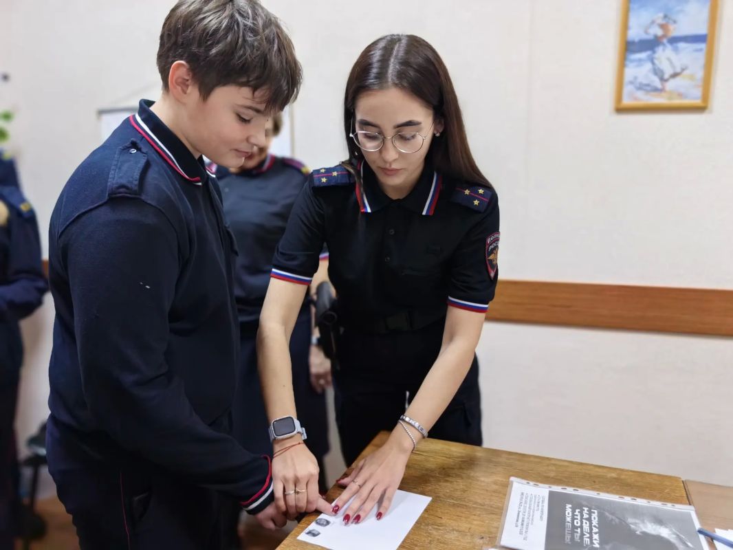 Полицейские Воркуты познакомили кадет с работой отдела по вопросам миграции Полицейские Воркуты познакомили кадет с работой отдела по вопросам миграции
