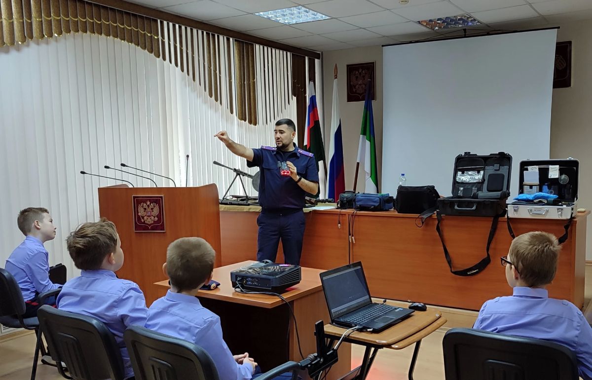 Кадеты познакомились с тонкостями криминалистической работы в следственном управлении СК России по Республике Коми Кадеты познакомились с тонкостями криминалистической работы в следственном управлении СК России по Республике Коми