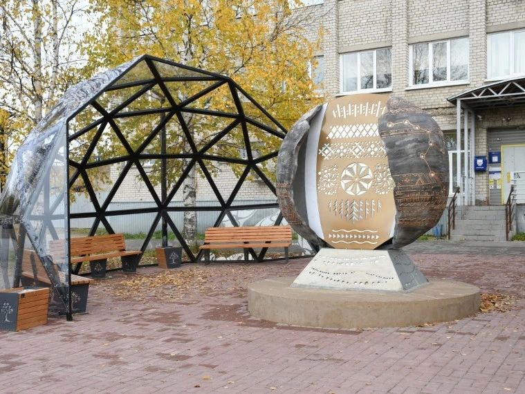 В Усть-Куломе завершилось преображение сквера возле здания почты