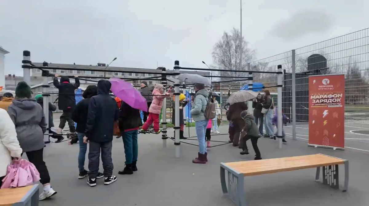 В Сыктывкаре открыли новую спортивную площадку у Дворца творчества детей и учащейся молодёжи В Сыктывкаре открыли новую спортивную площадку у Дворца творчества детей и учащейся молодёжи