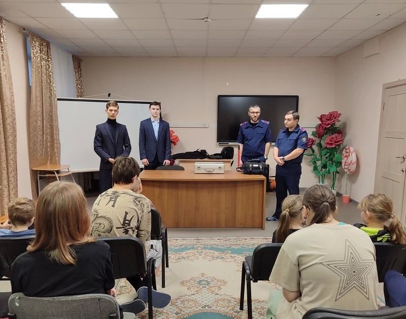 В Сыктывкаре следователи-криминалисты рассказали о работе воспитанникам Социально-реабилитационного центра для несовершеннолетних