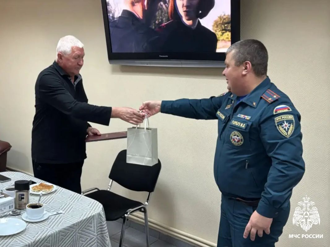С юбилеем!. Сегодня сотрудники Главного управления МЧС России по Республике Коми, специалисты Испытательной пожарной лаборатории и ветераны пожарной охраны сердечно поздравляют с 80-летием Владимира Константиновича Лисина -... С юбилеем!. Сегодня сотрудники Главного управления МЧС России по Республике Коми, специалисты Испытательной пожарной лаборатории и ветераны пожарной охраны сердечно поздравляют с 80-летием Владимира Константиновича Лисина -...