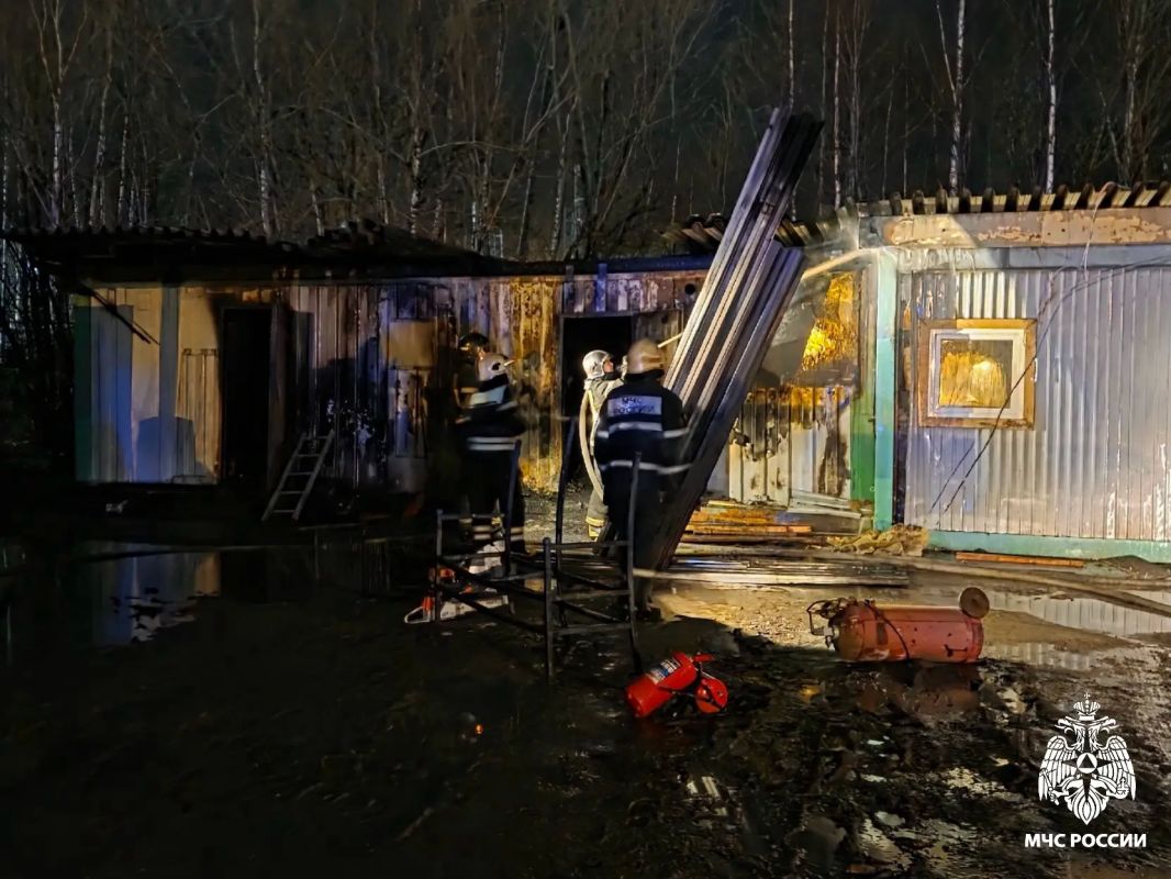 За #Дежурныесутки огнеборцы Республики Коми ликвидировали возгорание на площади 30 квадратных метров в металлической бытовке по улице Железнодорожная в Усинске