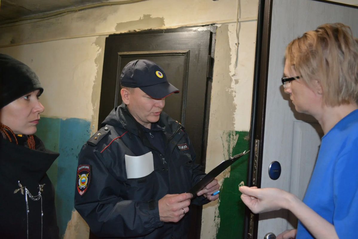 В Сыктывкаре полицейские и общественники проводят мероприятия по профилактике мошенничеств В Сыктывкаре полицейские и общественники проводят мероприятия по профилактике мошенничеств