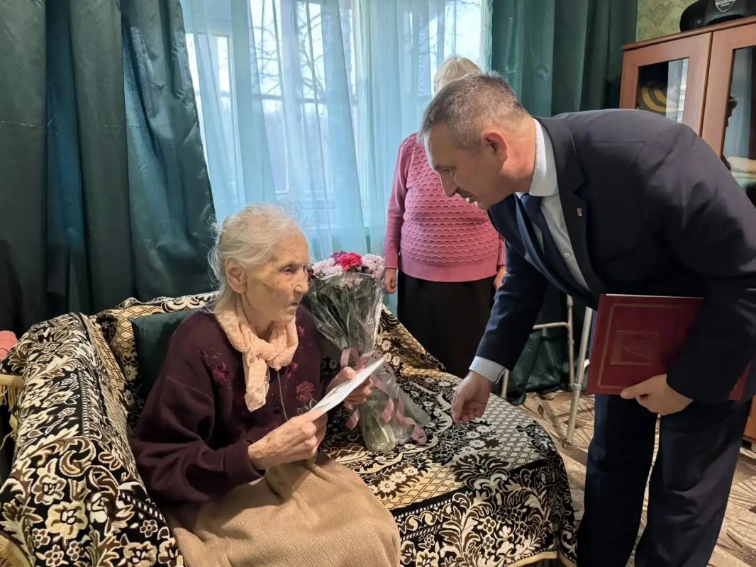 В Ухте поздравили труженицу тыла Анастасию Петровну Фишову со 100-летним юбилеем В Ухте поздравили труженицу тыла Анастасию Петровну Фишову со 100-летним юбилеем