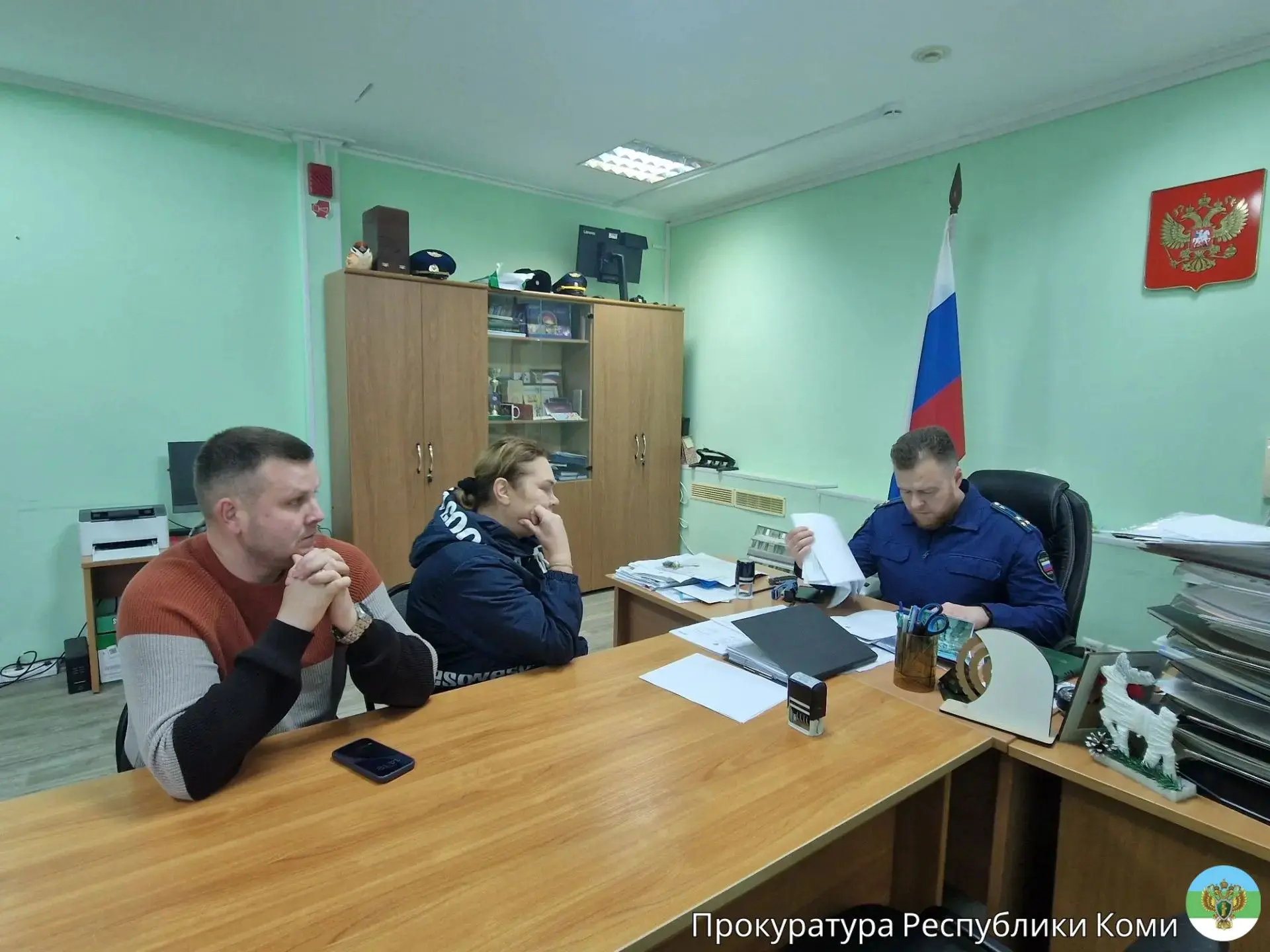 Прокурор Усть-Вымского района Иван Низовцев совместно с социальным координатором фонда «Защитники Отечества» провели личный прием участников СВО и членов их семей