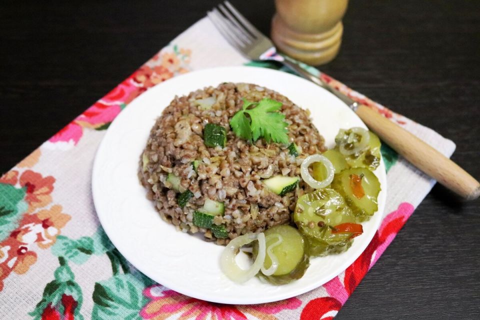 Сытное наслаждение: гречка с мясом и кабачками — идеальный ужин!