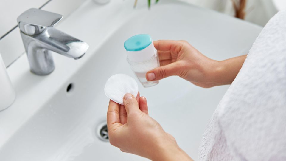 Зачем опытным хозяйкам нужен флакон мицеллярной воды: лицо и не думают протирать