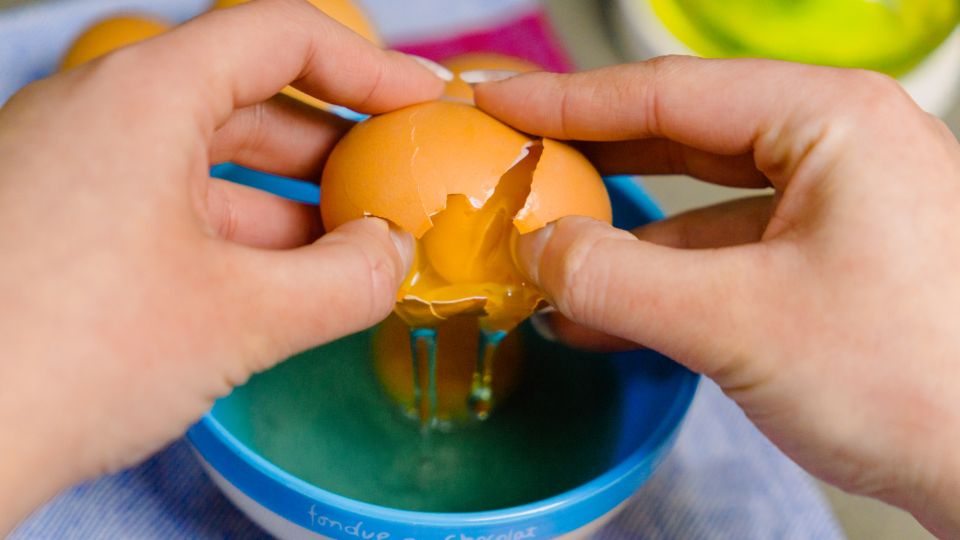 Скорлупу из еды вылавливать не придется: вот как опытные хозяйки разбивают яйца