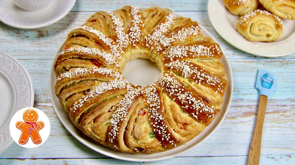 Слоеный пирог с заварным кремом и цукатами