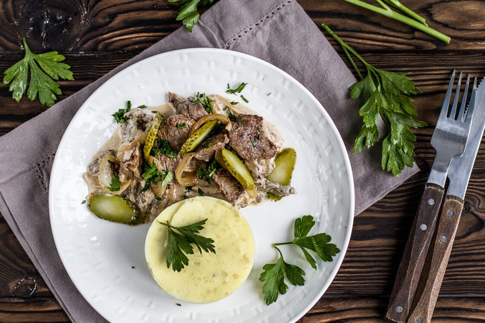 Говядина по-строгановски: классика с изюминкой корнишонов