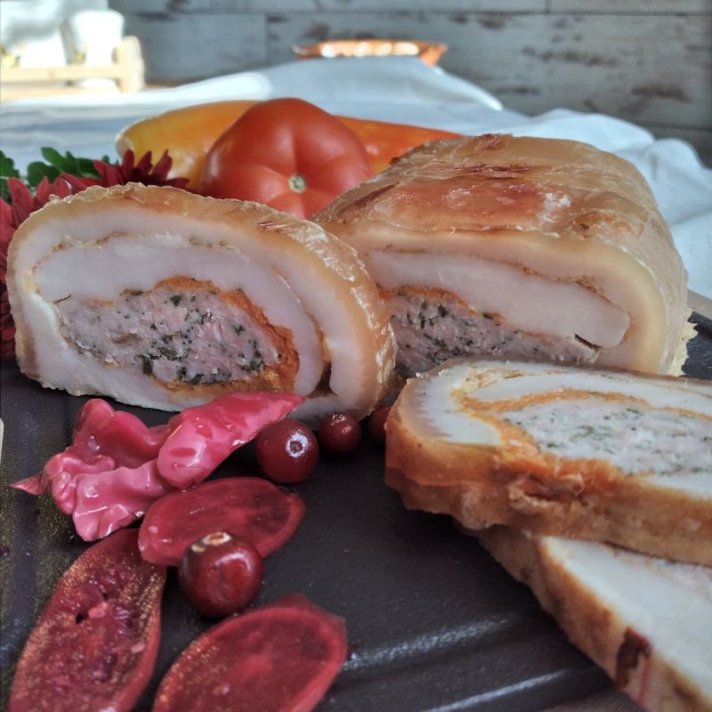 Рулет из свиной грудинки как домашний деликатес без лишних хлопот