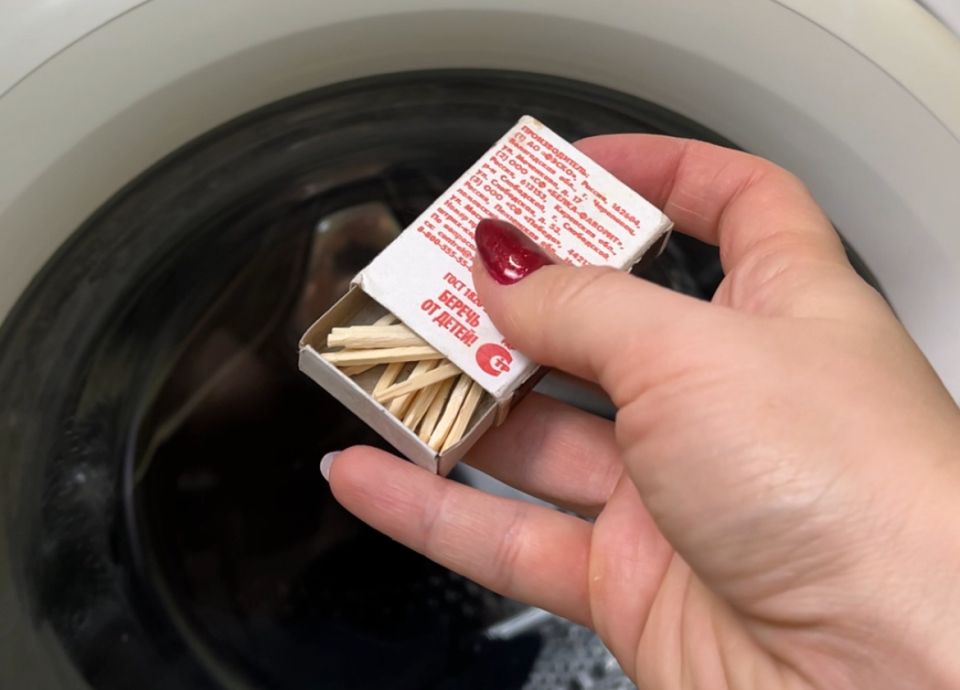 Удивительный бытовой ход: как спички помогают отбелить пятна с одежды