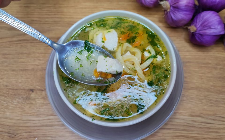 Уютный куриный суп с домашней лапшой как простой источник тепла и спокойствия