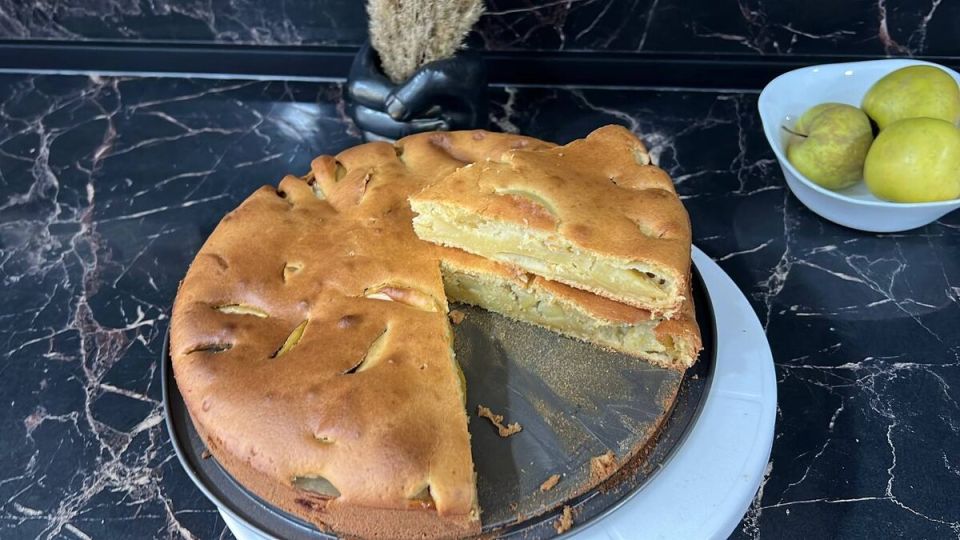 Шарлотка с яблоками: идеальное наслаждение к чаю