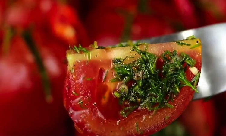 Быстрые маринованные помидоры за 4 часа: блестящий способ для яркой закуски