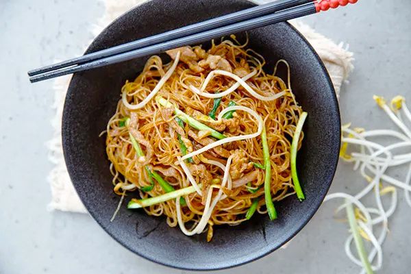 Ароматная свинина с рисовой лапшой: идеальное блюдо за короткое время