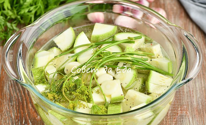 Вкусные и хрустящие кабачки в маринаде — быстро и просто!