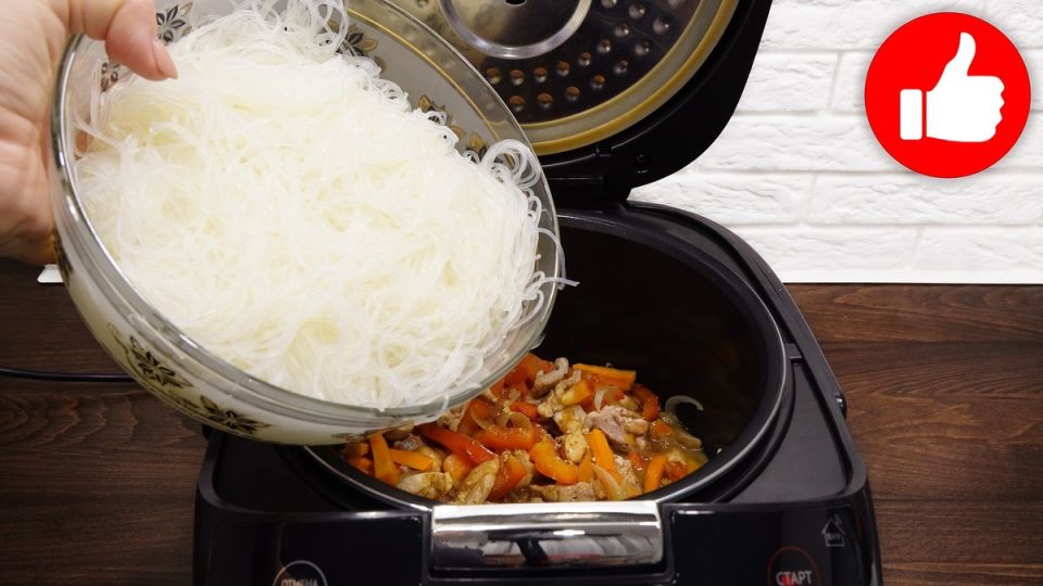 Простой рецепт фунчозы с курицей и овощами для мультиварки