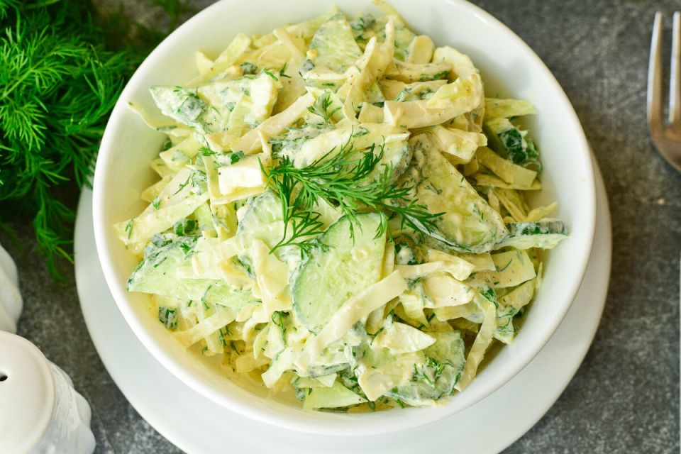 Удивительный салат из капусты и огурцов за 7 минут